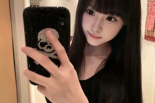 天价穿搭引全网哗然！梅根单品溢价离谱带货人设彻底翻车遭全网质疑